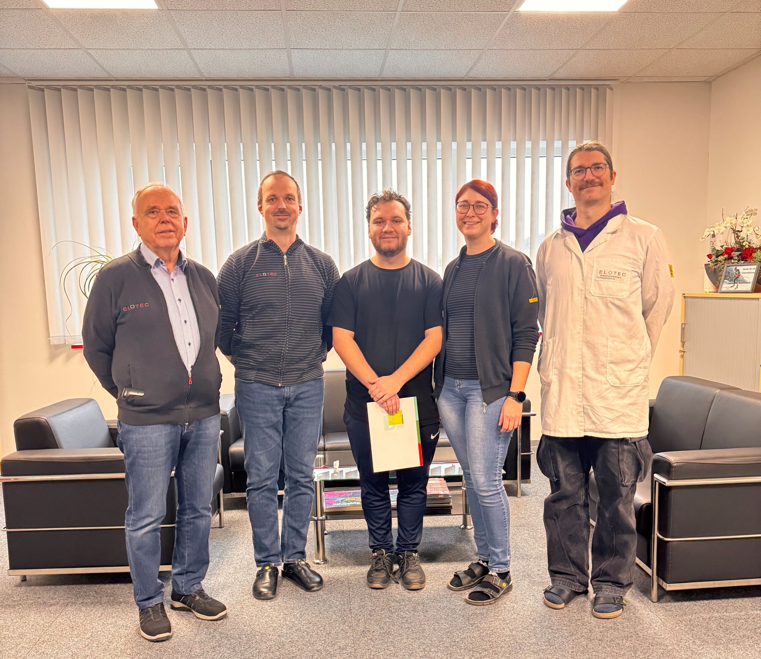 Patrick Vaitl bei der Gratulation zum Abschluss seiner Ausbildung zum Elektroniker bei der ELOTEC Fischer Elektronik GmbH mit den Verantwortlichen.